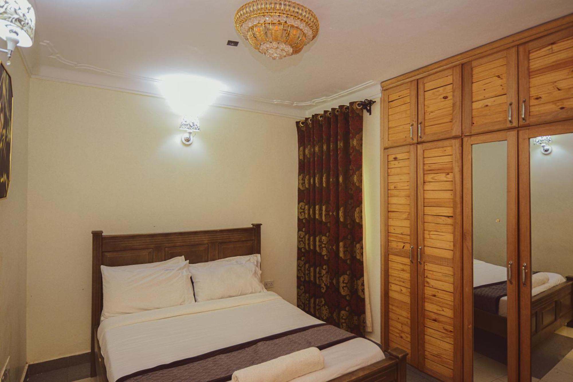 Evelyn Apartments Kyambogo  Buitenkant foto